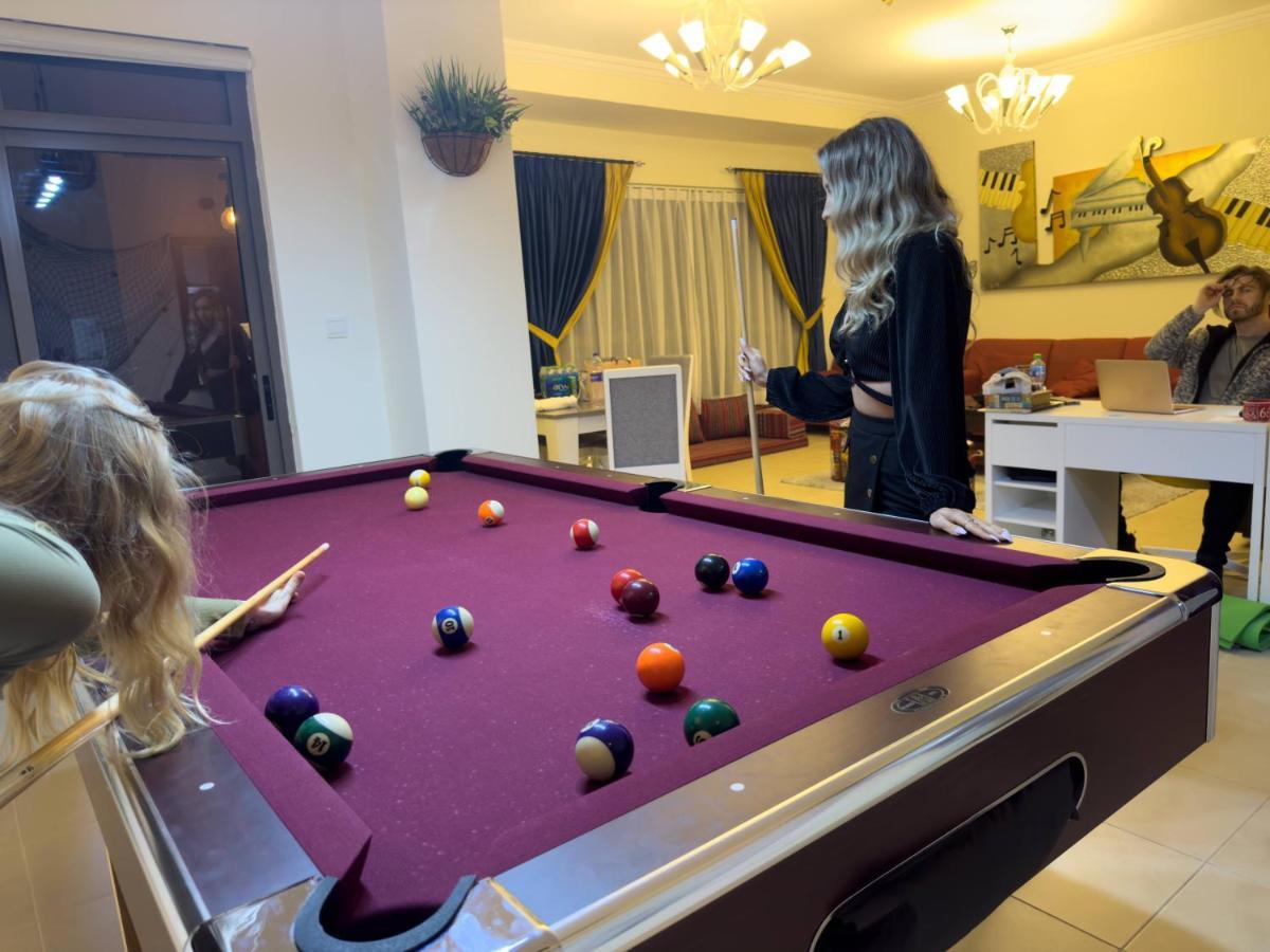 Route 66 Beach Hostel Дубай Екстериор снимка