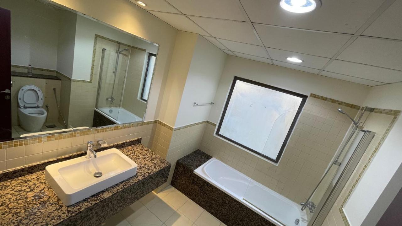 Route 66 Beach Hostel Дубай Екстериор снимка